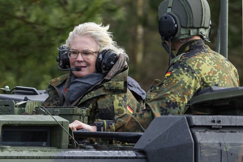 استقالة وزيرة الدفاع الألمانية كريستين لامبريخت (1)