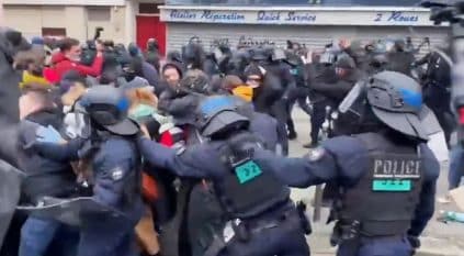 اشتباكات عنيفة بين الشرطة والمحتجين في فرنسا