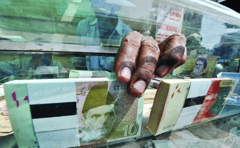 تحديات متتالية تضرب الاقتصاد الباكستاني في العمق