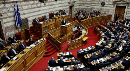 الحكومة اليونانية تنجو من تصويت بسحب الثقة