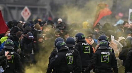 الشرطة في ألمانيا تفرق متظاهرين بقنابل الغاز ومدافع المياه 