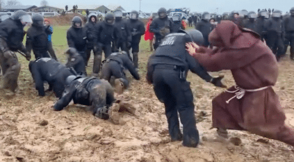 متظاهرون يغرقون أفراد الشرطة الألمانية في الوحل