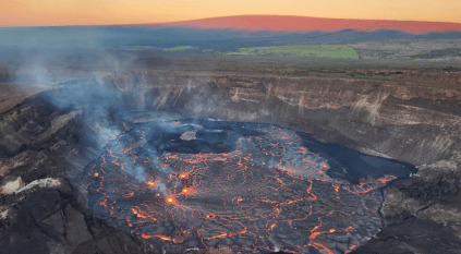 صورة لتوهج الحمم البركانية داخل بركان هاواي الثائر