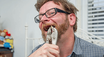 بريطاني يخلع أسنانه بكماشة بنفسه بسبب الغلاء