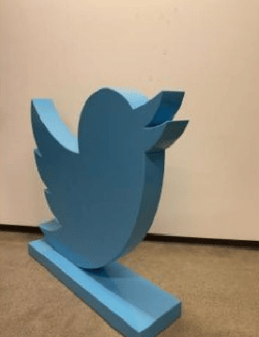 بيع تمثال طائر تويتر بـ 100 ألف دولار