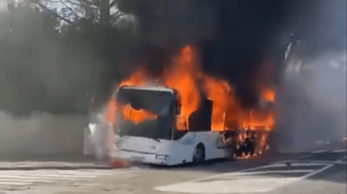 حافلة مدرسية تواصل السير مشتعلة في شوارع فرنسا