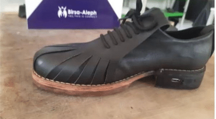 دولة عربية تصنع حذاءً يشحن الأجهزة المحمولة بالكهرباء