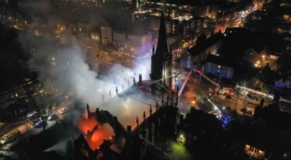 حريق هائل يدمر كنيسة تاريخية في لندن