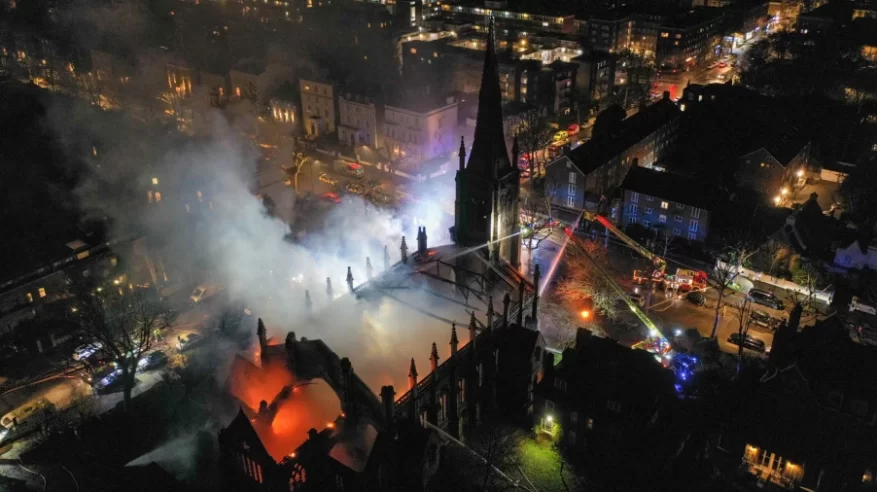 حريق هائل يدمر كنيسة تاريخية في لندن