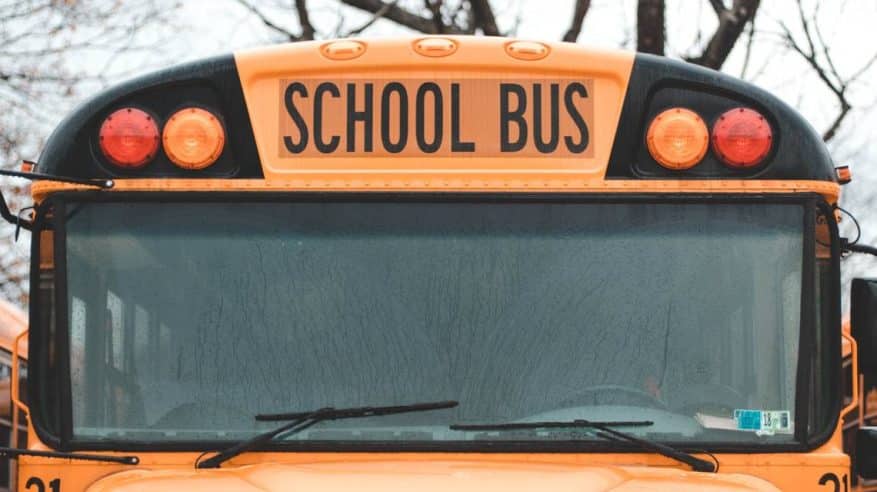 حقيبة ظهر تكشف ملابسات تورط طالب سعودي في سرقة حافلة مدرسية