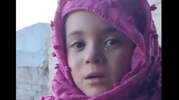 مشهد مؤلم لطفلة سورية تذرف دمعًا لوفاة شقيقتها من البرد