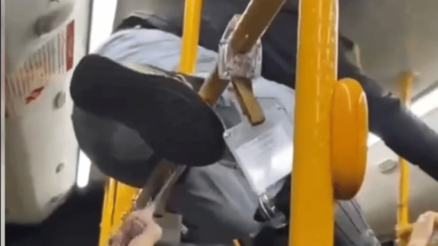 لقطات لرجل عنكبوت يزحف فوق الركاب لقطع التذاكر
