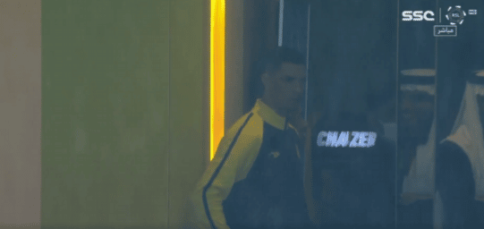 رونالدو يتابع مباراة النصر والطائي من مدرجات مرسول بارك