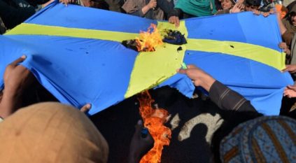 سياسي سويدي يقترح حرق 100 نسخة أخرى من القرآن الكريم 
