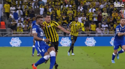 خبير تحكيمي: طارق حامد نجا من الطرد أمام الهلال مرتين