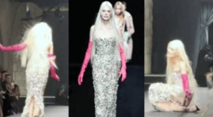 لقطات محرجة لسقوط عارضة أزياء أمريكية أمام الجمهور