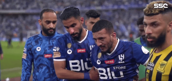 لاعبو الهلال والاتحاد يتعاطفون مع عبدالإله المالكي بعد بكائه