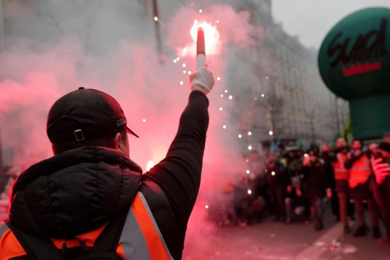 فرنسا تلحق ببريطانيا في سلسلة الإضرابات المتواصلة  (3)