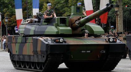 لوموند تفجر مفاجأة: فرنسا لا تمتلك دبابات كافية لإرسالها لكييف 