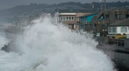 مشاهد مخيفة لتأثير العواصف والفيضانات على كاليفورنيا