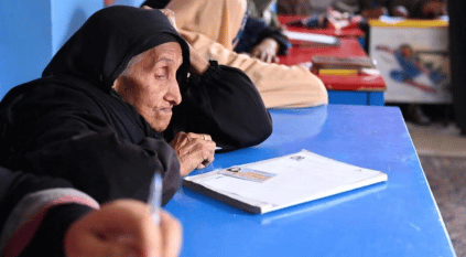 مسنة مصرية عمرها 87 عامًا تخوض امتحان محو الأمية