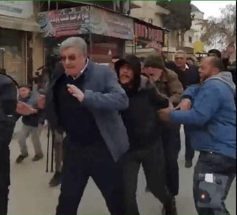 لحظة تعرض رئيس الائتلاف السوري المعارض للطرد والضرب