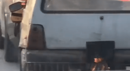 كازاخستاني يصنع موقد نار خلف سيارته لتدفئتها من الداخل