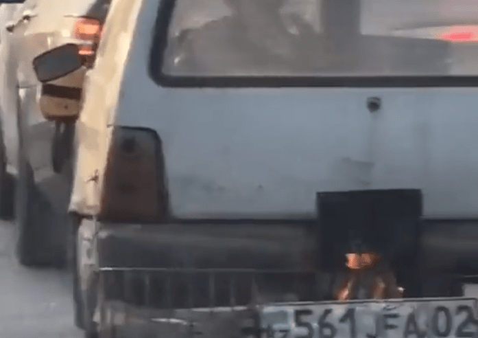 كازاخستاني يصنع موقد نار خلف سيارته لتدفئتها من الداخل