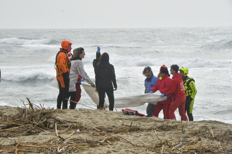 غرق مركب يقل مهاجرين غير شرعيين قبالة إيطاليا