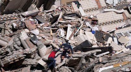 لقطات للحظات عصيبة عاشتها عائلة سورية بأنطاكيا أثناء الزلزال