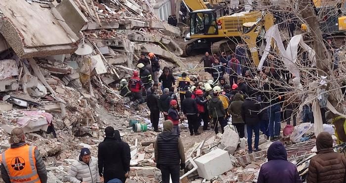 سماع أصوات تحت أنقاض زلزال تركيا بعد 95 ساعة