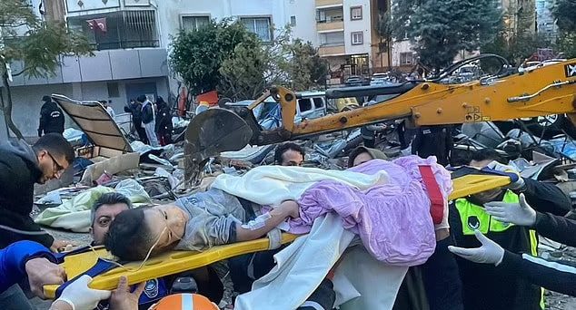 عائلات من تركيا وسوريا سُحقت أثناء نومها جراء الزلزال المرعب