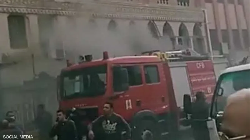 طبيب مصري يكمل عملية ولادة وسط دخان الحريق