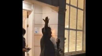 طفل يسوق منتجاته بطريقة مثيرة لجذب الزبائن