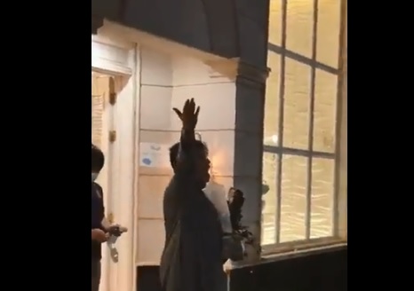 طفل يسوق منتجاته بطريقة مثيرة لجذب الزبائن