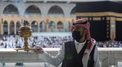 لقطات من استقبال المصلين في المسجد الحرام بدهن العود والبخور