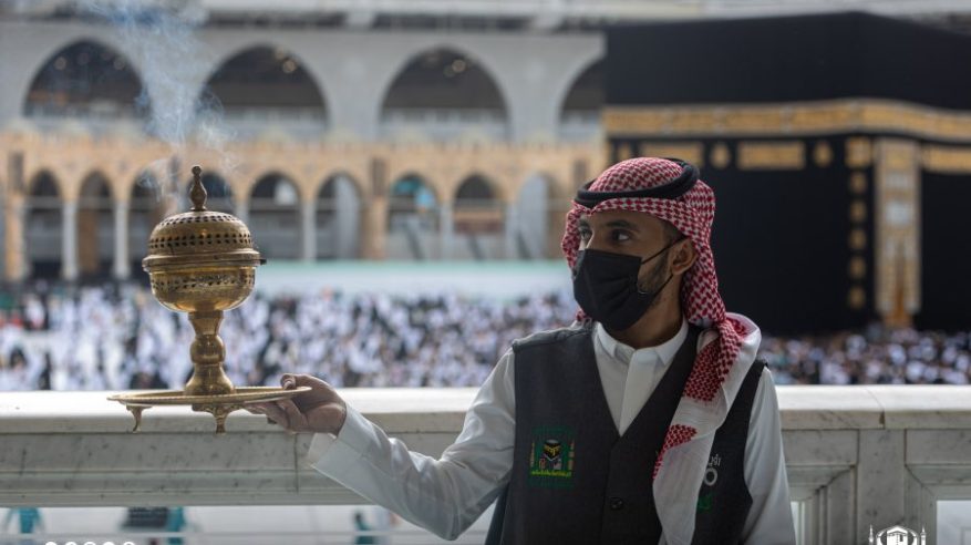 لقطات من استقبال المصلين في المسجد الحرام بدهن العود والبخور