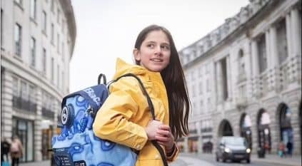 فتاة بعمر 12 عاماً تبتكر حقيبة لتصفية الهواء