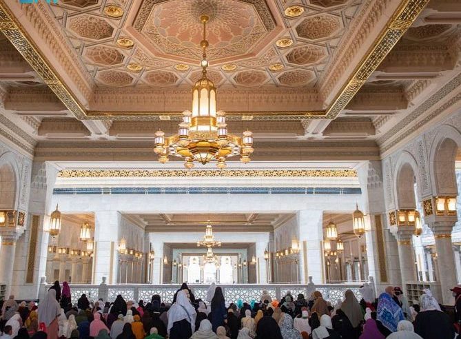 68 مصلى نسائيًا لخدمة قاصدات المسجد الحرام بكل اللغات