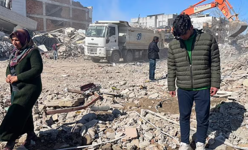 شاب تركي يخطف القلوب بمقطع مؤثر سجله تحت الأنقاض