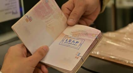 جوازات مطار الملك خالد الدولي تستقبل المسافرين بختم ليب 23
