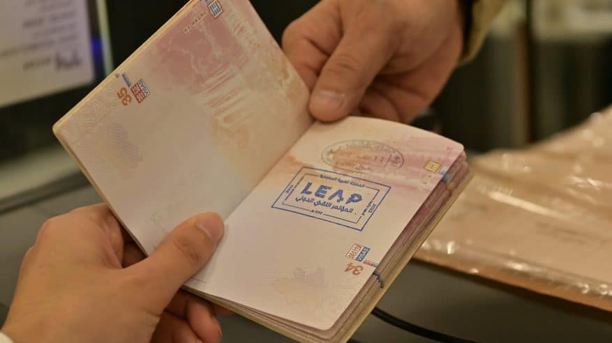 جوازات مطار الملك خالد الدولي تستقبل المسافرين بختم ليب 23