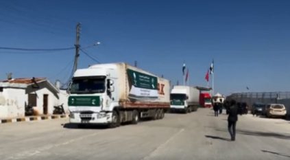 لحظة دخول 10 شاحنات إغاثية سعودية إلى الشمال السوري