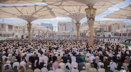 أكثر من 300 ألف مصلٍّ يؤدون صلاة الجمعة بالمسجد النبوي