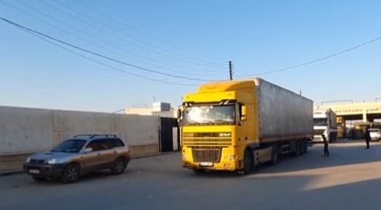 لحظة وصول أول قافلة مساعدات أممية لشمال سوريا
