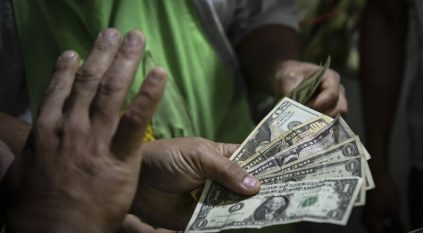 مسؤول في الهند يصف الدولار بأنه أكبر إرهاب مالي