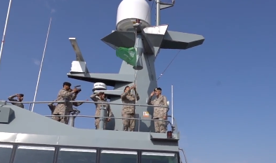 لحظة رفع العلم السعودي فوق أحد الزوارق الاعتراضية السريعة