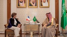 فيصل بن فرحان يبحث تعزيز التعاون مع وزيرة خارجية فرنسا