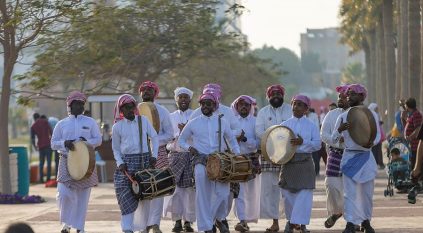 العروض الفلكلورية تلفت اهتمام زوار مهرجان الكتاب والقراء بالشرقية