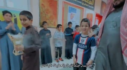 مشهد مؤثر لوداع طالب باكستاني بإحدى مدارس المملكة